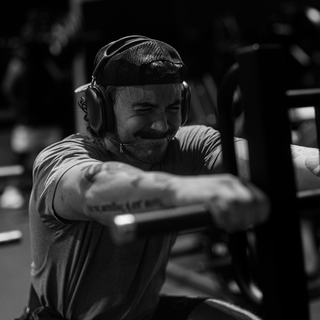 Man training in a gym — Men’s Vigor for workouts & long days, supporting endurance and physical stamina.